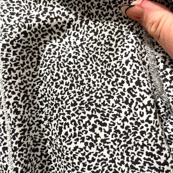 Athleta Salutation Stash II Textured 7/8 Tights Micro Cheetah Black/Sea Salt XS - Picture 12 of 12